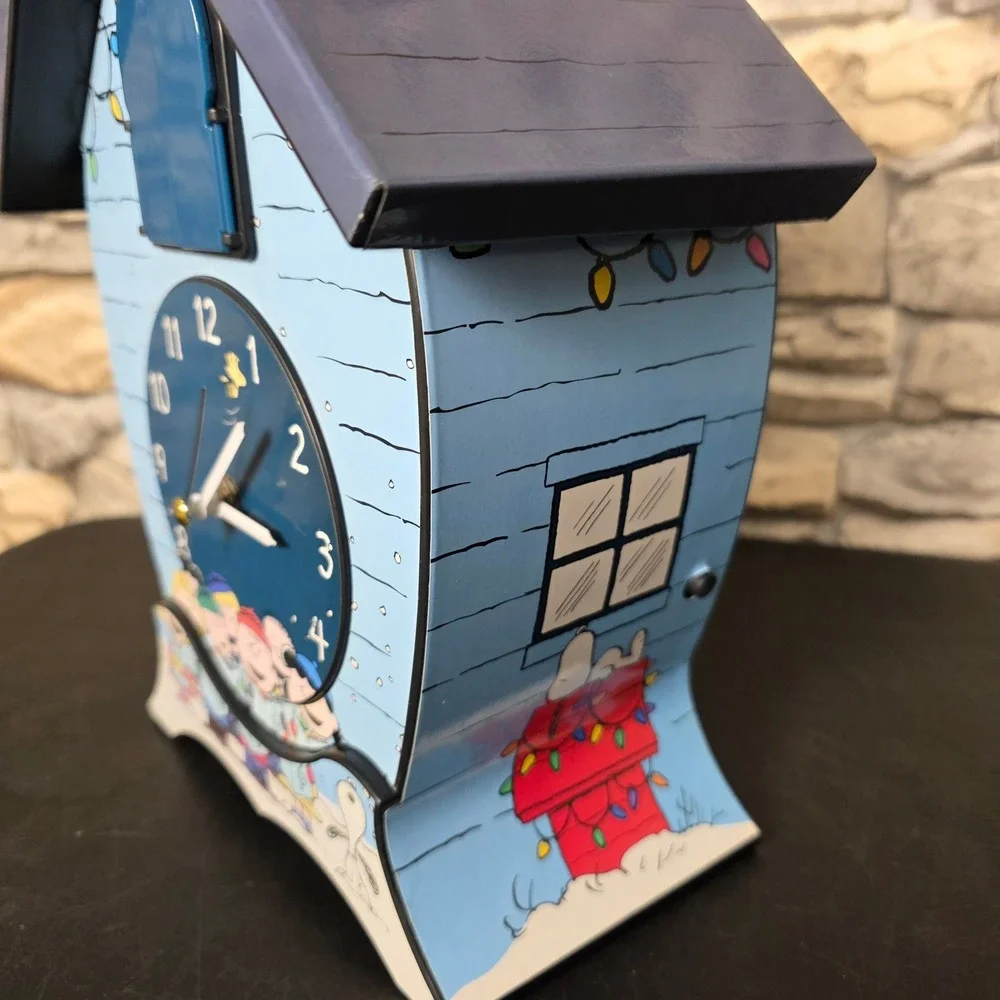 Peanuts Charlie Brown Christmas Cuckoo Clock‎ Snoopy Caroling Winter Scene Decor